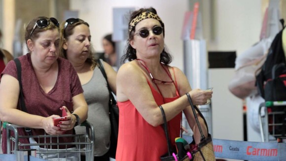 Regina Duarte aparece em aeroporto de São Paulo com visual inusitado