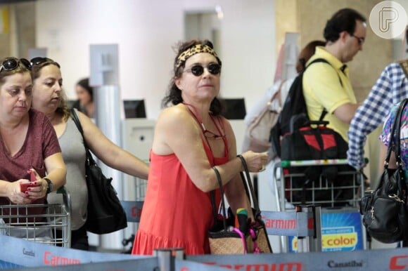 Regina Duarte adota look dos anos 70 para viajar