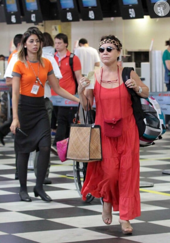 Regina Duarte aparece de bolsa, mochila e visual dos anos 70 em aeroporto em São Paulo
