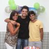 Rodrigo Simas tira foto com a mãe, Ana Sang, e o irmão Felipe Simas em comemoração de aniversário
