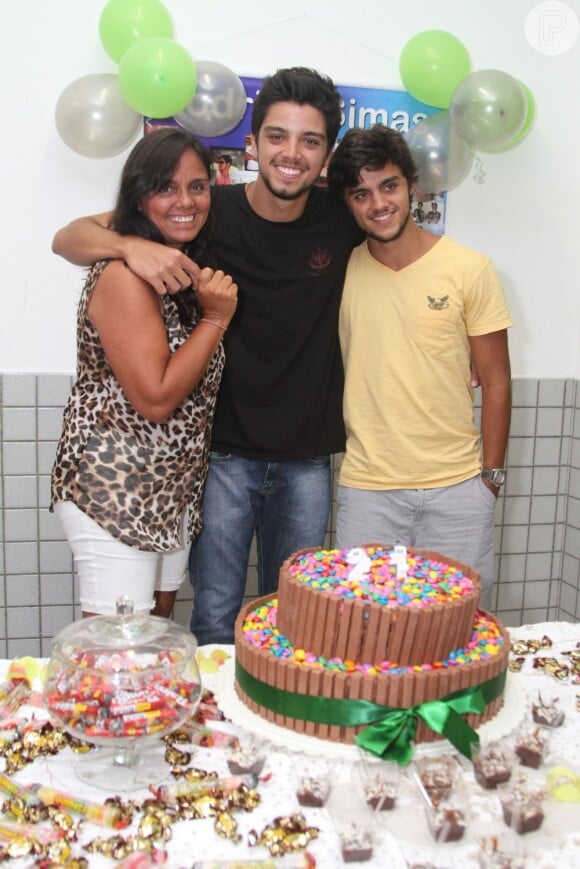Rodrigo Simas tira foto com a mãe, Ana Sang, e o irmão Felipe Simas em comemoração de aniversário