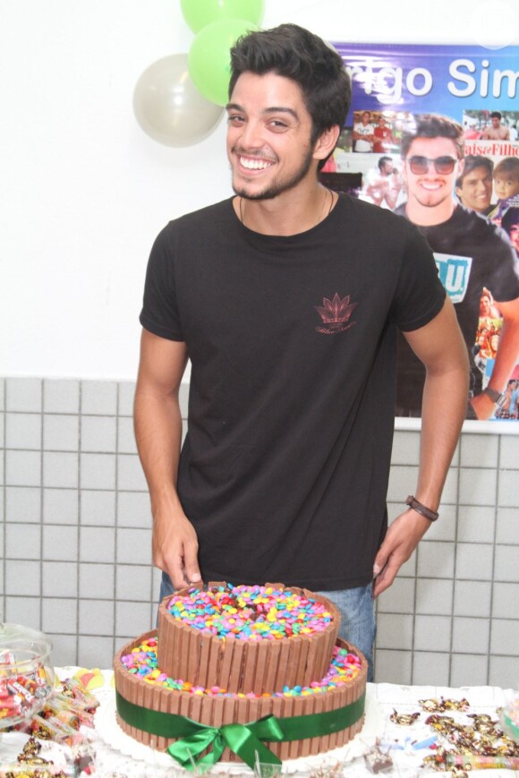 Rodrigo Simas mostra bolo de aniversário que ganhou das fãs