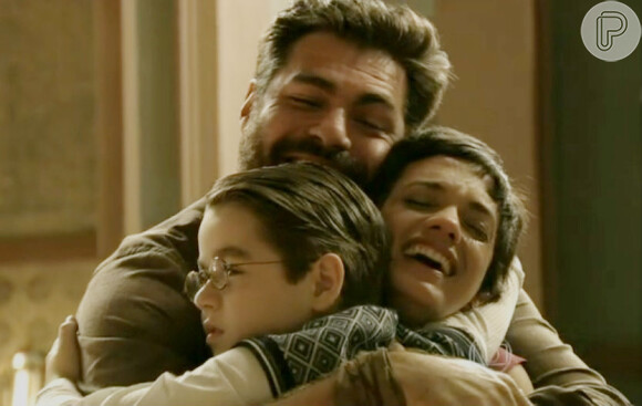 Toni (Thiago Lacerda) e Gaia (Ana Cecília Costa) retomam seu casamento e formam uma família com Giuseppe (Xande Valois), em 'Joia Rara'