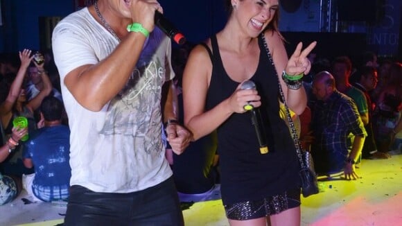 Fernanda Paes Leme solta a voz com MC Leozinho em baile na quadra da Rocinha