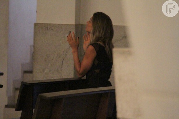 Grazi Massafera foi fotografada orando em uma igreja da Barra da Tijuca, no Rio