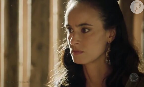 Lina (Naiumi Goldoni) troca olhares com Setur (Caetano O'Maihlan), na última semana da novela 'A Terra Prometida'