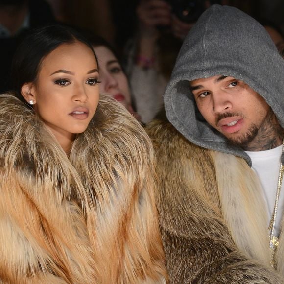 Chris Brown foi denunciado por tentar matar a ex-namorada Karrueche Tran, que conseguiu uma ordem de restrição do cantor