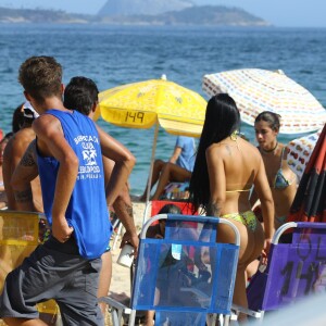 A ex-BBB Mayara atraiu a atenção dos banhistas na praia de Ipanema, na tarde desta terça-feira (2/03)