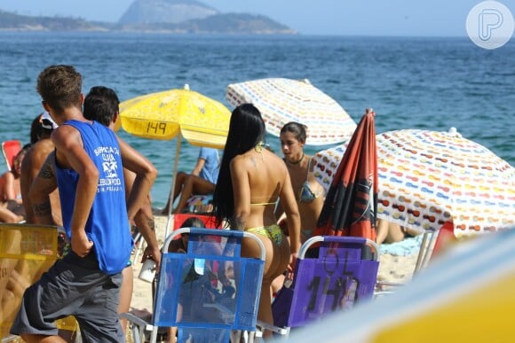 A ex-BBB Mayara atraiu a atenção dos banhistas na praia de Ipanema, na tarde desta terça-feira (2/03)