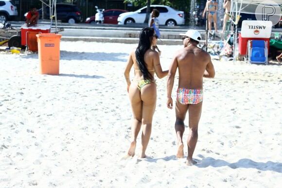 Ex-BBB Mayara exibiu suas curvas na praia de Ipanema, Zona Sul do Rio de Janeiro, na quinta-feira (2/03)