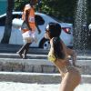 Ex-BBB Mayara curtiu o famoso chuveirinho da praia de Ipanema, Zona Sul do Rio de Janeiro e atraiu olhares na tarde desta quinta-feira (2/03)
