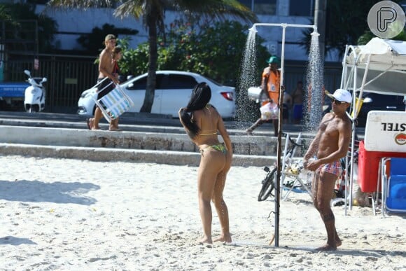 Ex-BBB Mayara se divertiu entre amigos e exibiu o corpo sarado na Praia de Ipanema, Zona Sul do Rio de Janeiro, na tarde desta quinta-feira (2/03)