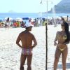 Ex-BBB, Mayara aproveitou o dia de verão na praia de Ipanema, Zona Sul do Rio de Janeiro