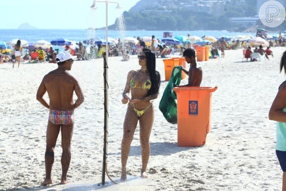 Ex-BBB, Mayara aproveitou o dia de verão na praia de Ipanema, Zona Sul do Rio de Janeiro