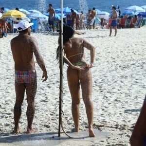 Ex-BBB Mayara ajeita biquíni ao se molhar no 'chuveirão' da praia de Ipanema, Zona Sul do Rio