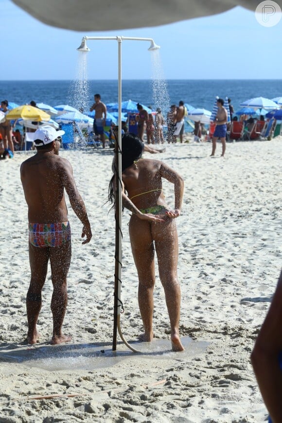 Ex-BBB Mayara ajeita biquíni ao se molhar no 'chuveirão' da praia de Ipanema, Zona Sul do Rio