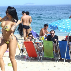A ex-BBB Mayara exibiu sua boa forma na praia de Ipanema, no Rio de Janeiro, durante a tarde desta quinta-feira (2/03)