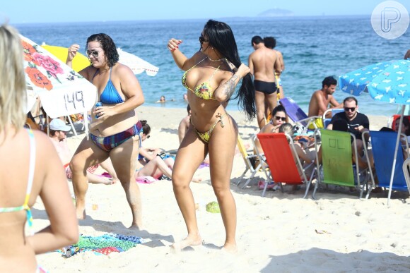 A ex-BBB Mayara exibiu sua boa forma na praia de Ipanema, no Rio de Janeiro, durante a tarde desta quinta-feira (2/03)
