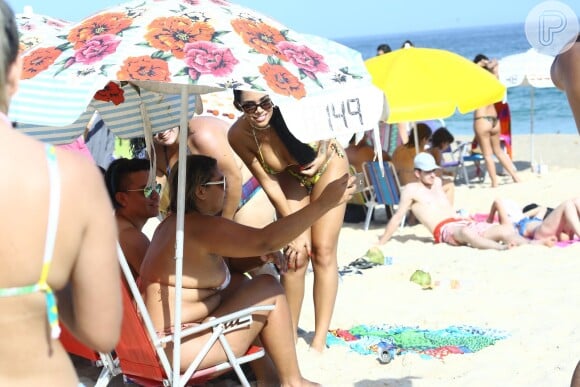 Ex-BBB Mayara posa para foto com fãs na praia de Ipanema, Zona Sul do Rio