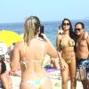 A ex-BBB Mayara foi tietada por fãs na praia de Ipanema, Zona Sul do Rio de Janeiro, durante a tarde desta quinta-feira (2/03)