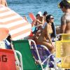 Amiga da ex-BBB Mayara passa protetor solar nas costas de Mayara durante passeio na praia de Ipanema