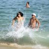 A ex-BBB Mayara se divertiu no mar da praia de Ipanema na tarde desta quinta-feira (2/03)