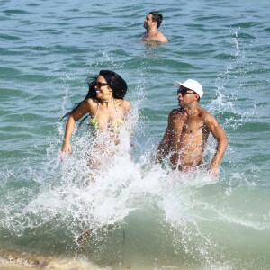 A ex-BBB Mayara se divertiu no mar da praia de Ipanema na tarde desta quinta-feira (2/03)