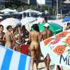 Ex-BBB Mayara distriu sorrisos e selifies com os fãs na praia de Ipanema