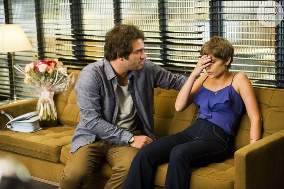 Tiago (Humberto Carrão) vai ver Letícia (Isabella Santoni) no hospital, na novela 'A Lei do Amor'