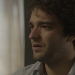 Tiago (Humberto Carrão) se sente culpado ao saber que o câncer de Letícia (Isabella Santoni) voltou, na novela 'A Lei do Amor'