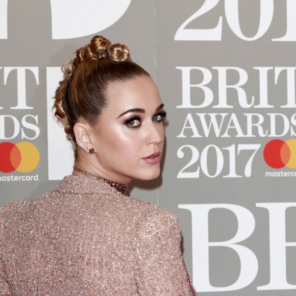 'Isso é redefinir beleza, certo?', questionou Katy Perry ao cabeleireiro