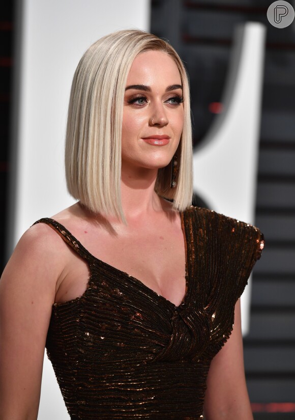 Katy Perry não mudou a cor, apenas o corte de seus fios
