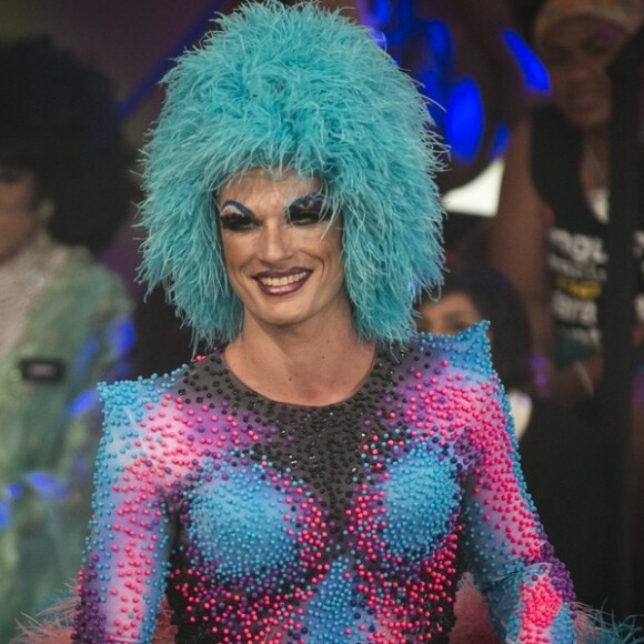 'O Rodrigo é um homem cheio de atributos femininos... que ele cozinha todo mundo sabe, mas ele também passa, lava, cuida quase que integralmente das crianças nesse período em que estou gravando o Amor & Sexo e ainda faz tricô. Eu amo esse homem!', declarou Fernanda Lima ao marido, Rodrigo Hilbert