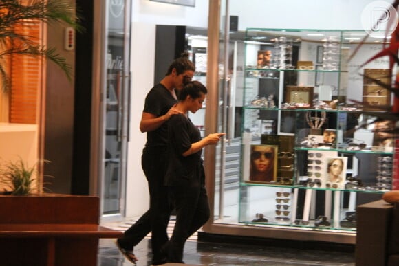 Cleo Pires e Rômulo Neto são vistos passeando pelo shopping com look parecido