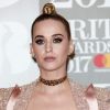 Katy Perry brilhou no tapete vermelho do BRIT Awards 2017, que aconteceu em Londres, na Inglaterra, na noite desta quarta-feira, 22 de fevereiro de 2017