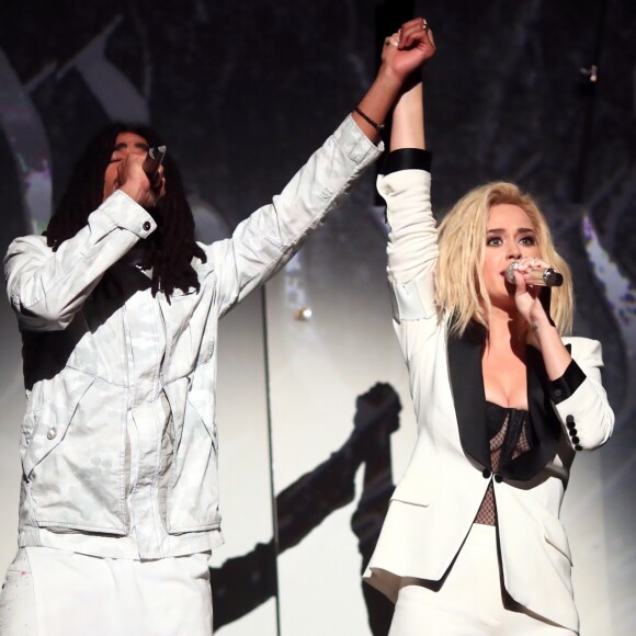 Katy Perry fez uma performance afrontosa no palco do BRIT Awards 2017, com o single 'Chained To The Rythm', no último dia 22 de fevereiro