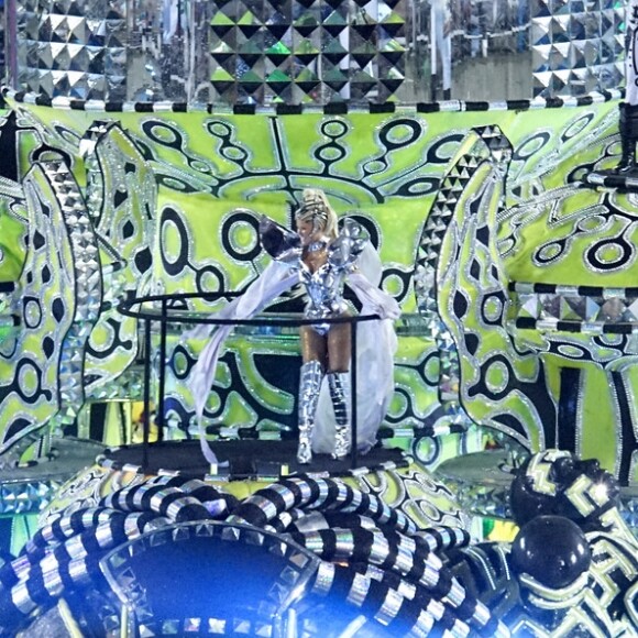 Xuxa foi destaque em um dos carros da Acadêmicos do Grande Rio, escola de samba que homenageou Ivete Sangalo