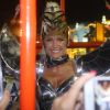 Xuxa usou fantasia metalizada durante desfile da Grande Rio e ousou com look fio-dental que deixava o bumbum à mostra