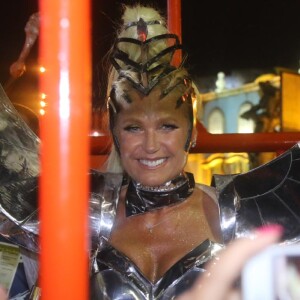 Xuxa usou fantasia metalizada durante desfile da Grande Rio e ousou com look fio-dental que deixava o bumbum à mostra