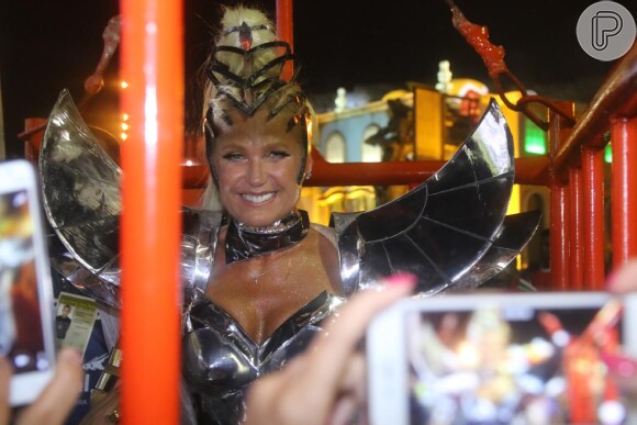 Xuxa usou fantasia metalizada durante desfile da Grande Rio e ousou com look fio-dental que deixava o bumbum à mostra