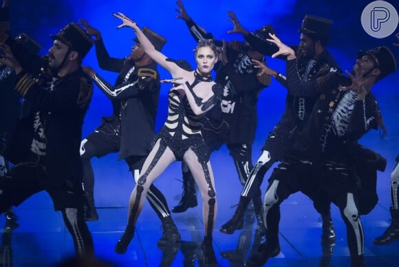 Fernanda Lima dançou 'Thriller' com os bailarinos de 'Amor e Sexo' com um macacão de tule confeccionado com 35 mil cristais: 'Eu comecei o programa com uma roupa de época e fui tirando, até que me transformei em zumbi e fiquei com o macacão de esqueleto'