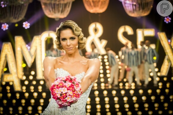 Para o programa com o tema de romance, Fernanda Lima usou um corset claro com aplicação de 20 mil pérolas e dez mil cristais