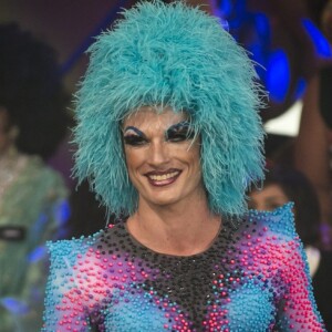 No mesmo programa, Rodrigo Hilbert, marido da apresentadora, surgiu como Drag Queen com uma peruca azul e maquigem bem carregada