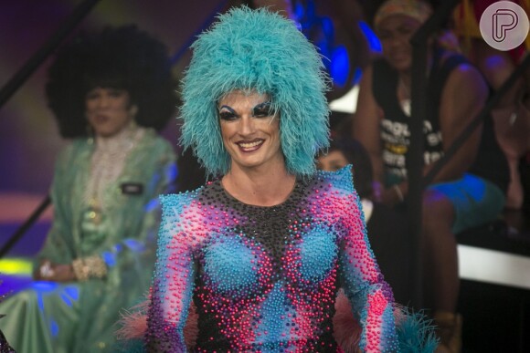 No mesmo programa, Rodrigo Hilbert, marido da apresentadora, surgiu como Drag Queen com uma peruca azul e maquigem bem carregada