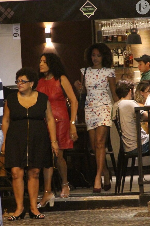 Sheron Menezzes curtiu a noite de sexta-feira, 14 de fevereiro de 2014, ao lado do namorado, da mãe e irmãs em um barzinho no Leblon, na Zona Sul do Rio de Janeiro