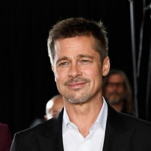 Brad Pitt teria trocado com mensagens com sua ex-mulher Jennifer Aniston
