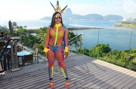 Anitta usou um look colorido para comandar o seu bloco