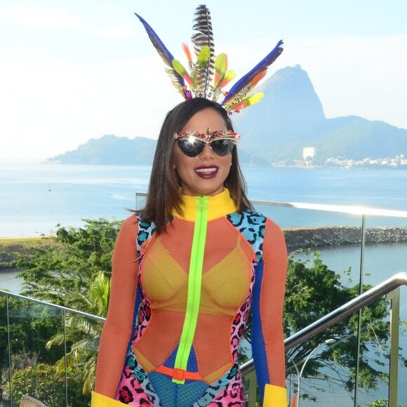 Anitta usou um look colorido para comandar o seu bloco