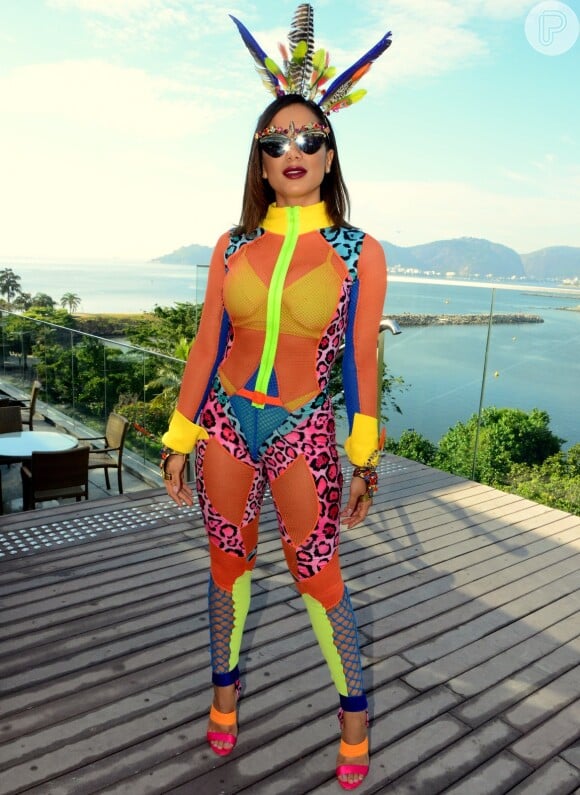 Anitta usou uma roupa colorida no Bloco das Poderosas