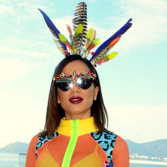Anitta usou uma roupa colorida no Bloco das Poderosas